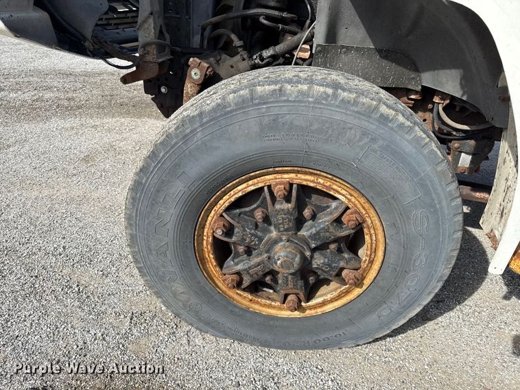 image for item EV7688 1992 Ford F700 truck cab and chassis with tree spade