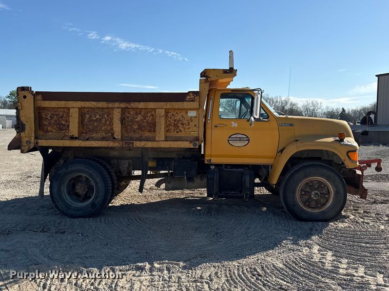 image for item EV7693 1997 Ford F800 dump truck