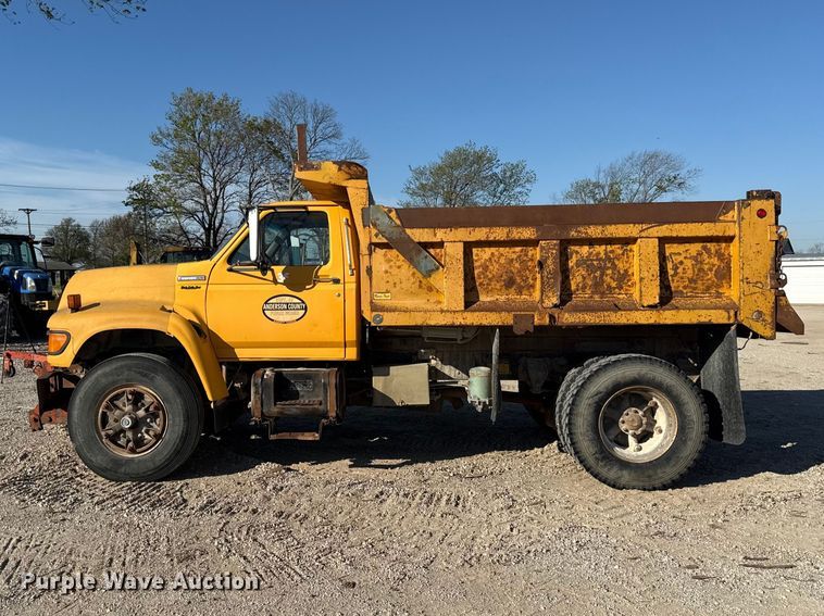 image for item EV7693 1997 Ford F800 dump truck