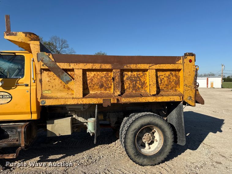 image for item EV7693 1997 Ford F800 dump truck