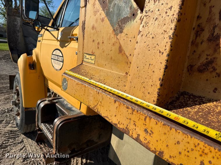 image for item EV7693 1997 Ford F800 dump truck