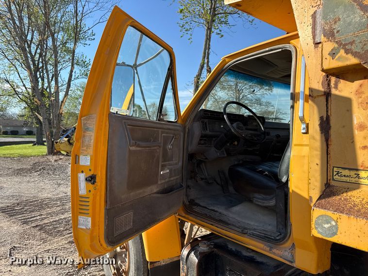 image for item EV7693 1997 Ford F800 dump truck
