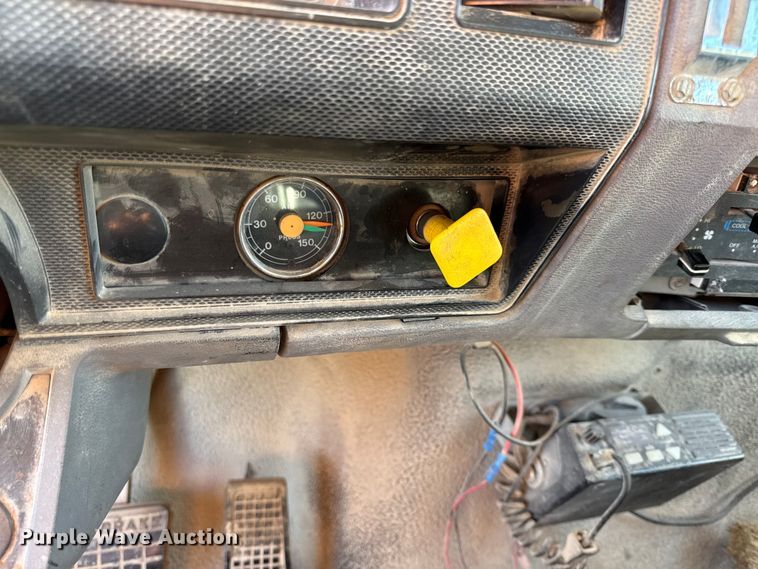 image for item EV7693 1997 Ford F800 dump truck