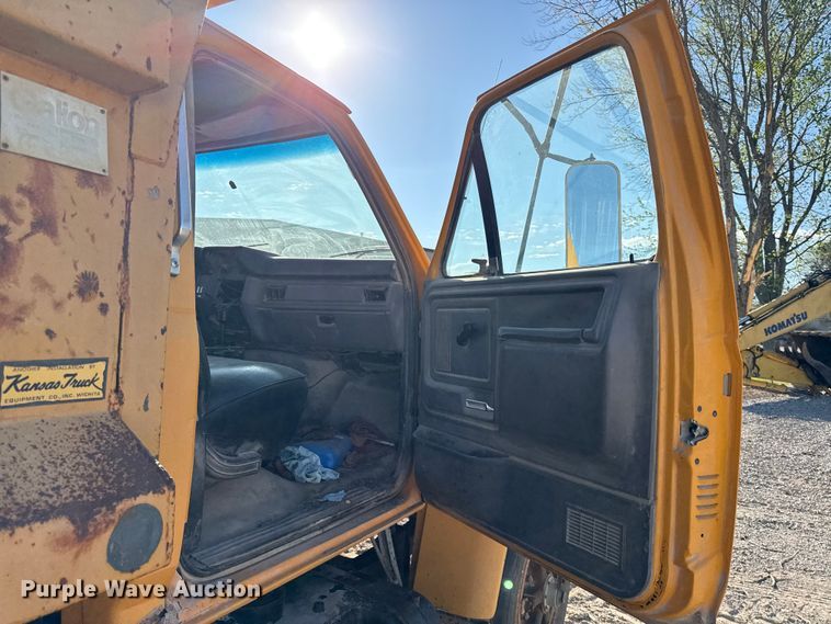 image for item EV7693 1997 Ford F800 dump truck