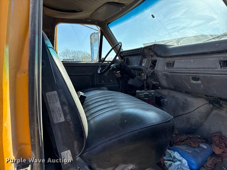 image for item EV7693 1997 Ford F800 dump truck