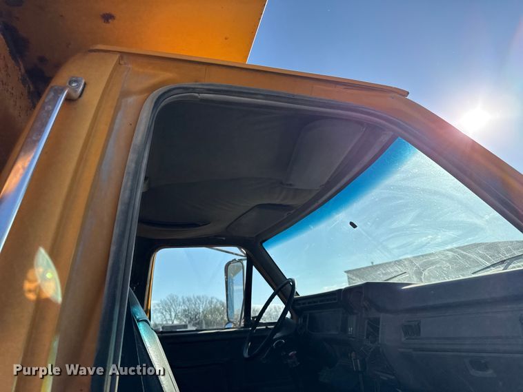 image for item EV7693 1997 Ford F800 dump truck