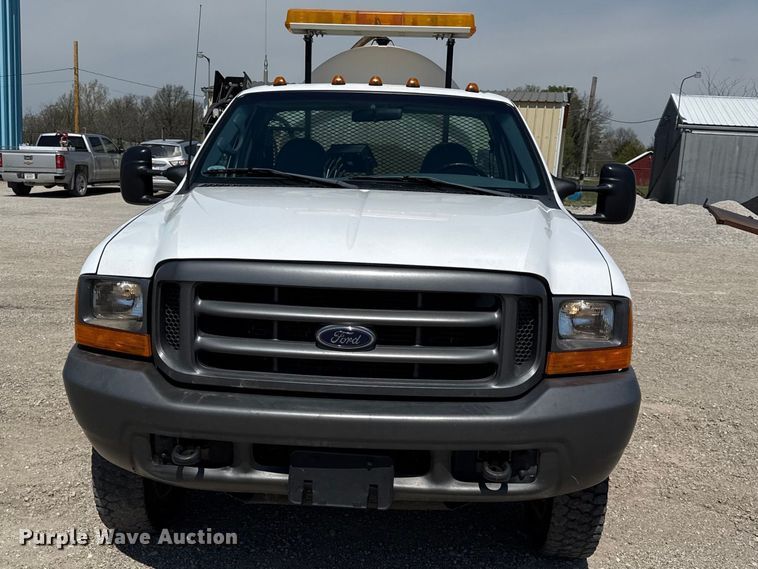 image for item EV7697 1999 Ford F550 flatbed truck