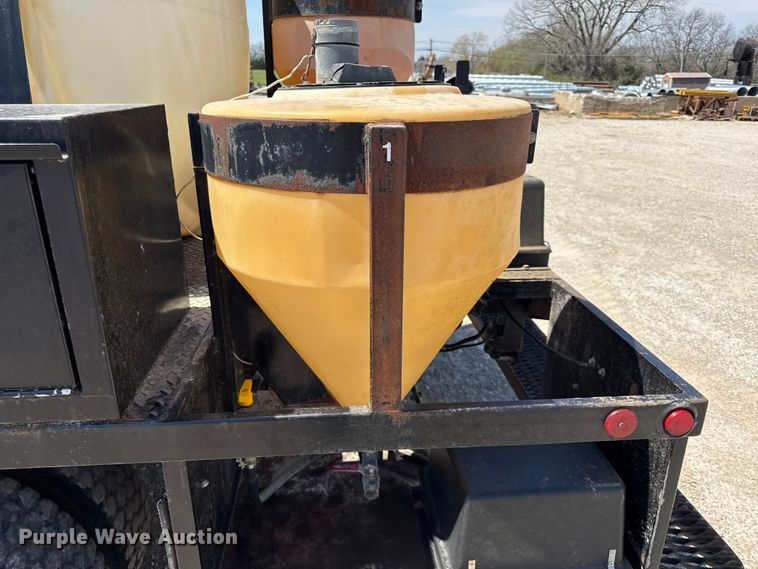 image for item EV7697 1999 Ford F550 flatbed truck