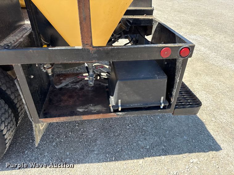 image for item EV7697 1999 Ford F550 flatbed truck