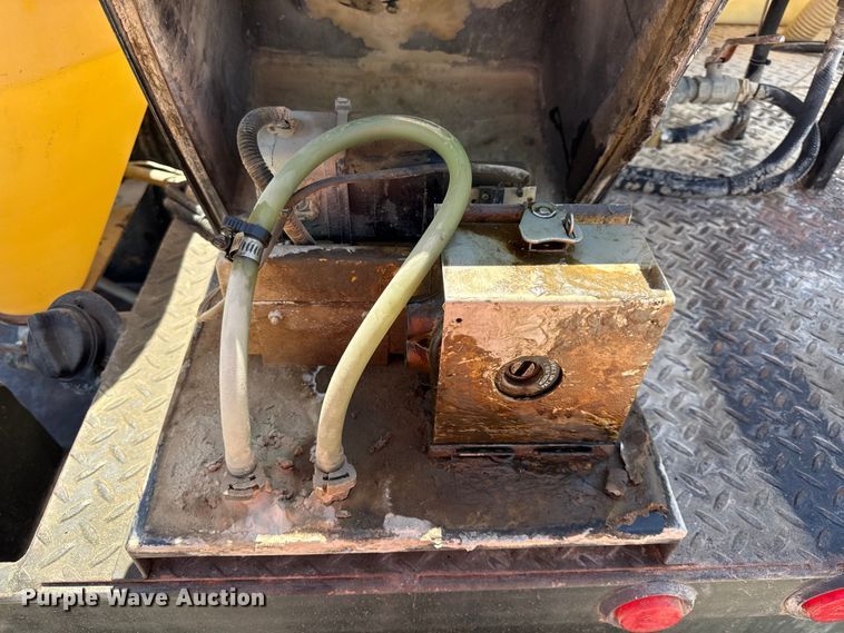image for item EV7697 1999 Ford F550 flatbed truck