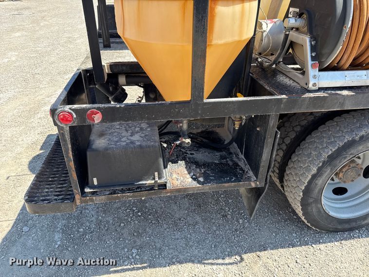 image for item EV7697 1999 Ford F550 flatbed truck