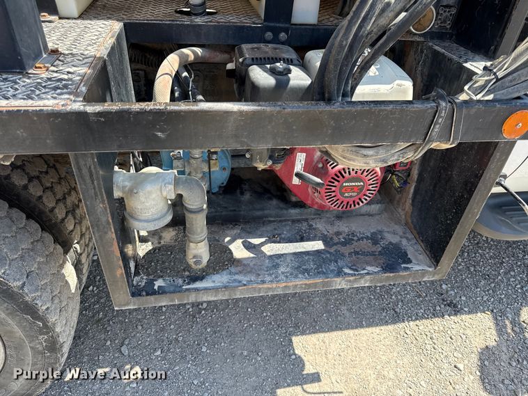 image for item EV7697 1999 Ford F550 flatbed truck
