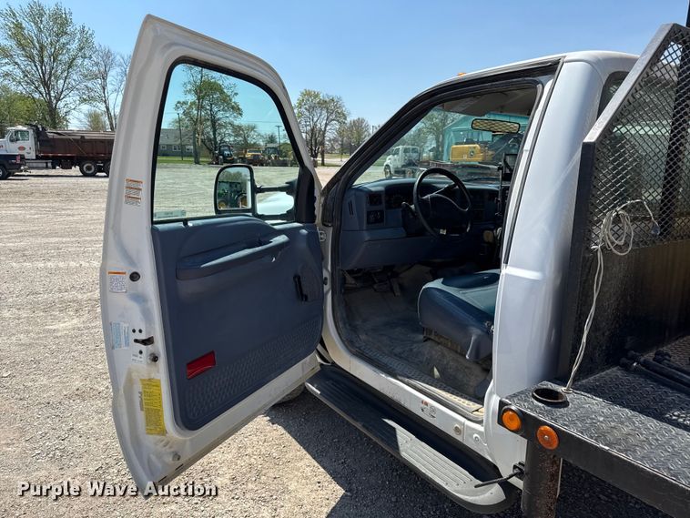 image for item EV7697 1999 Ford F550 flatbed truck