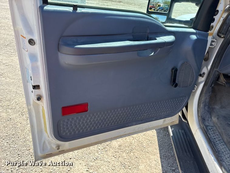 image for item EV7697 1999 Ford F550 flatbed truck