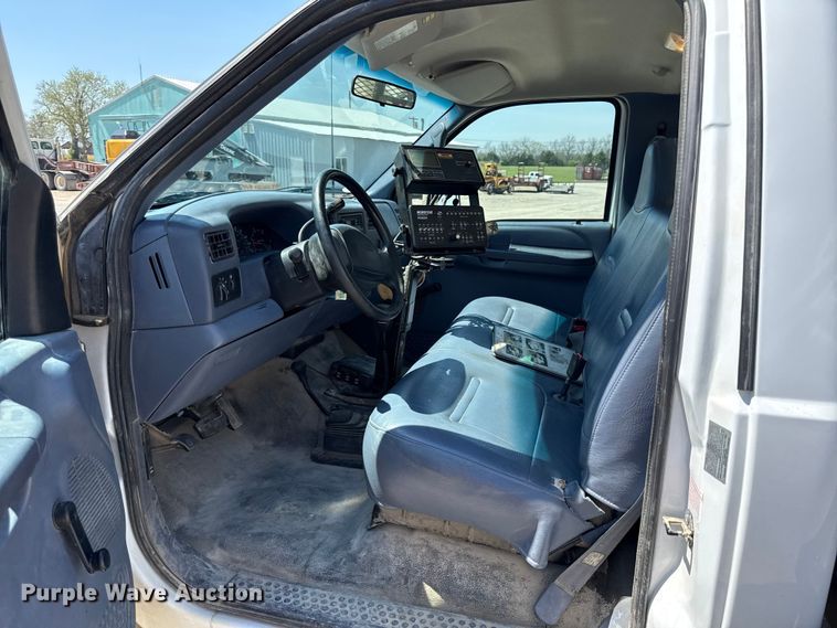 image for item EV7697 1999 Ford F550 flatbed truck