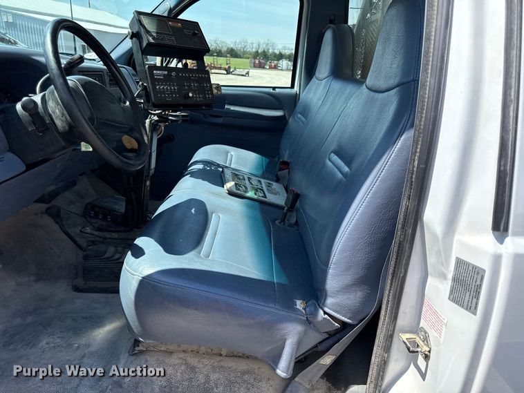 image for item EV7697 1999 Ford F550 flatbed truck