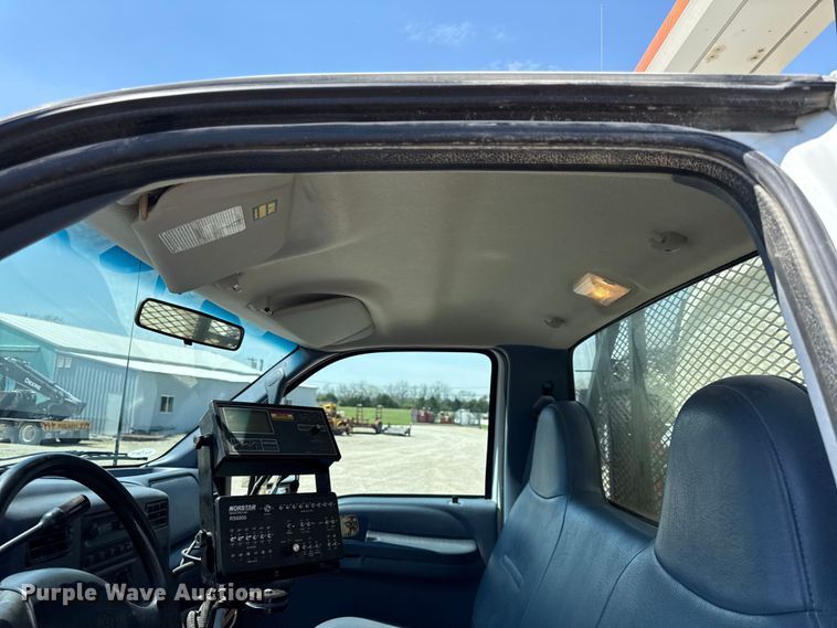 image for item EV7697 1999 Ford F550 flatbed truck
