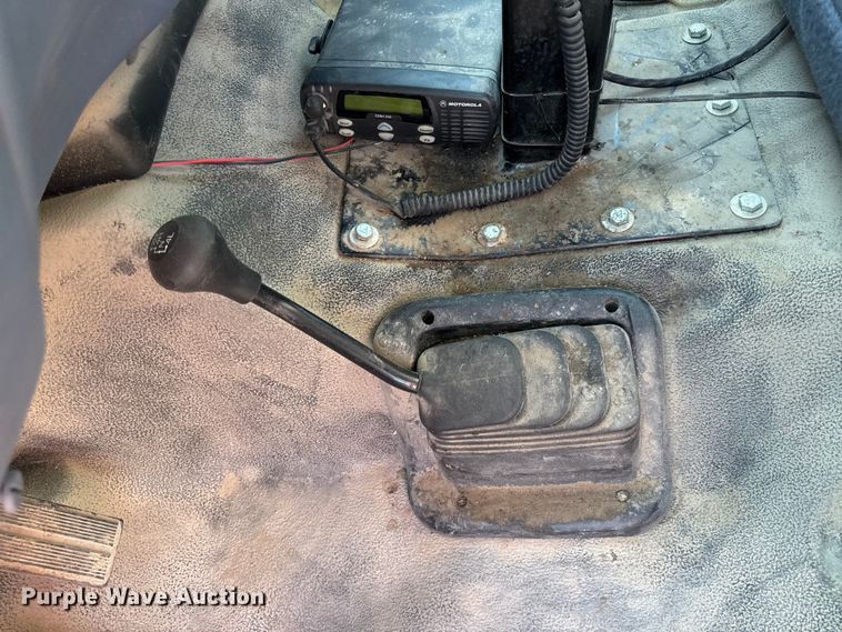 image for item EV7697 1999 Ford F550 flatbed truck