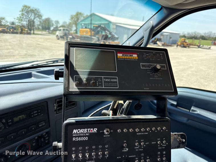 image for item EV7697 1999 Ford F550 flatbed truck