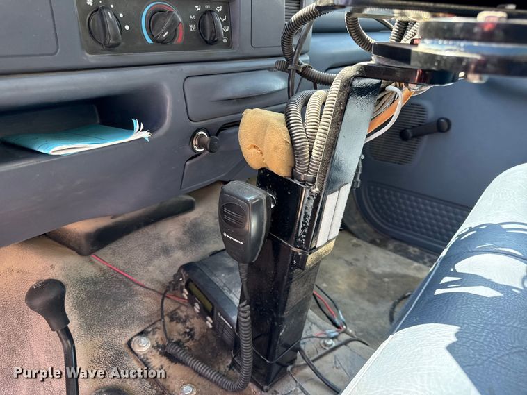 image for item EV7697 1999 Ford F550 flatbed truck