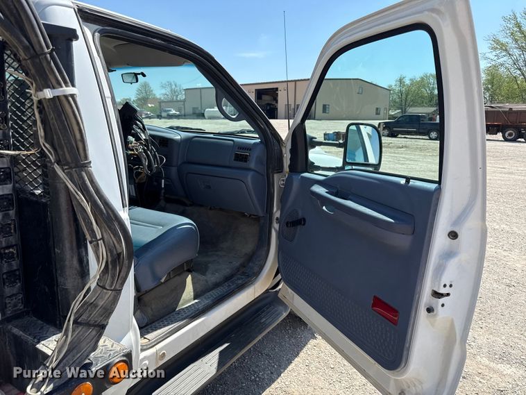 image for item EV7697 1999 Ford F550 flatbed truck