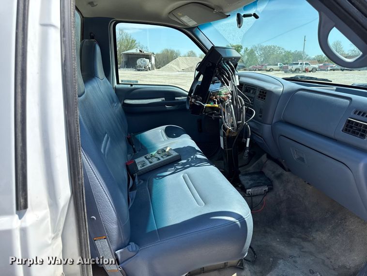 image for item EV7697 1999 Ford F550 flatbed truck