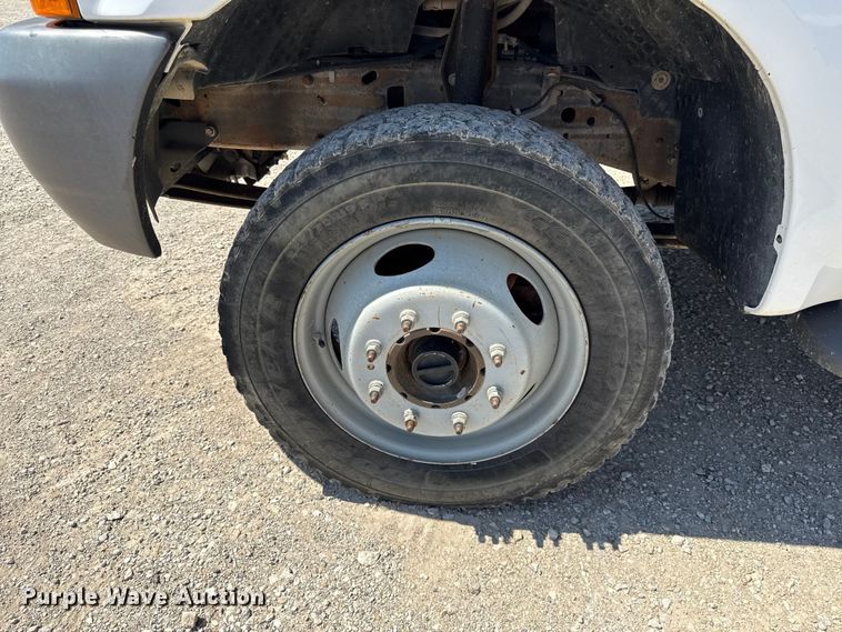 image for item EV7697 1999 Ford F550 flatbed truck