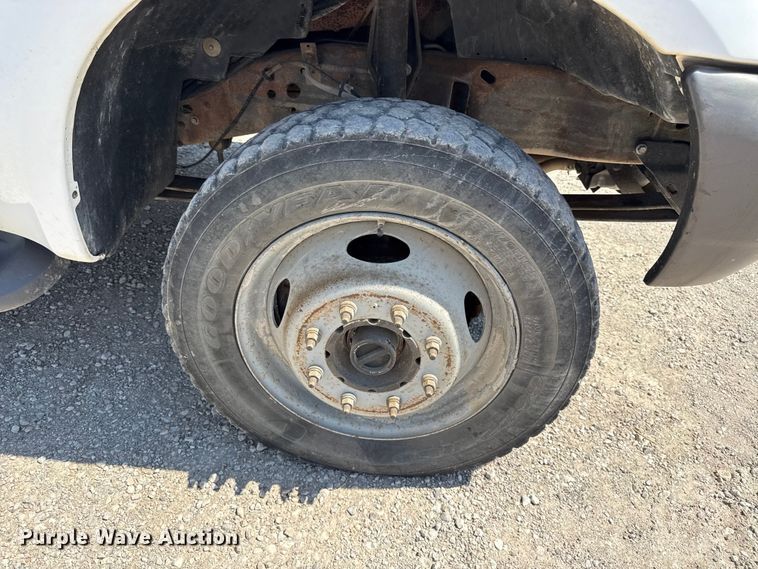 image for item EV7697 1999 Ford F550 flatbed truck