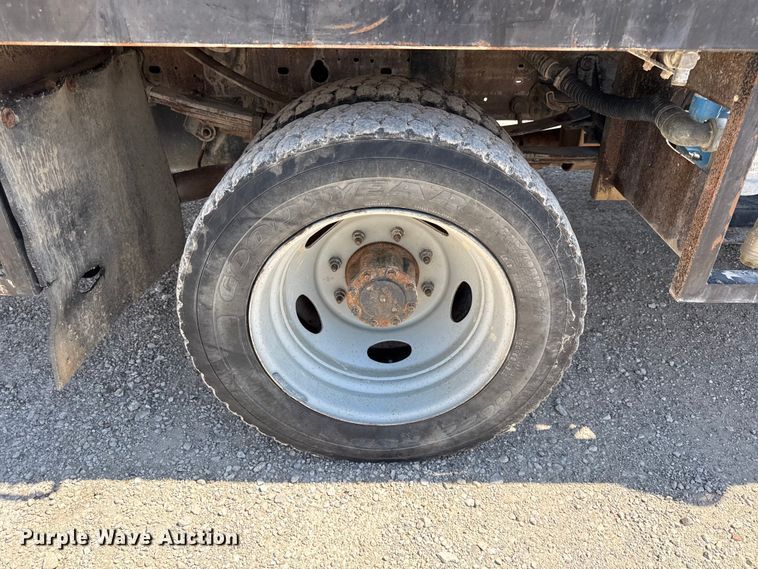 image for item EV7697 1999 Ford F550 flatbed truck