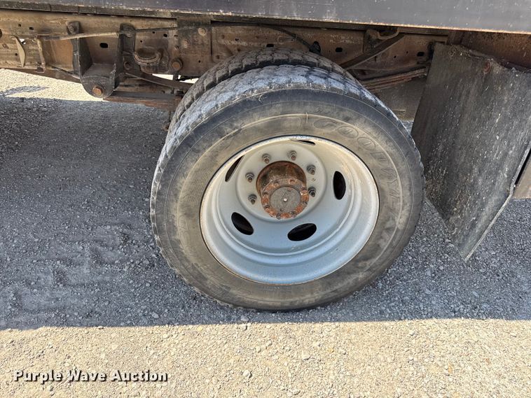 image for item EV7697 1999 Ford F550 flatbed truck