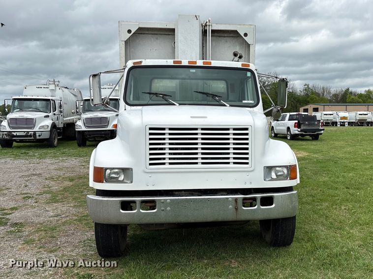 image for item EW1516 2001 International 4900 refuse truck