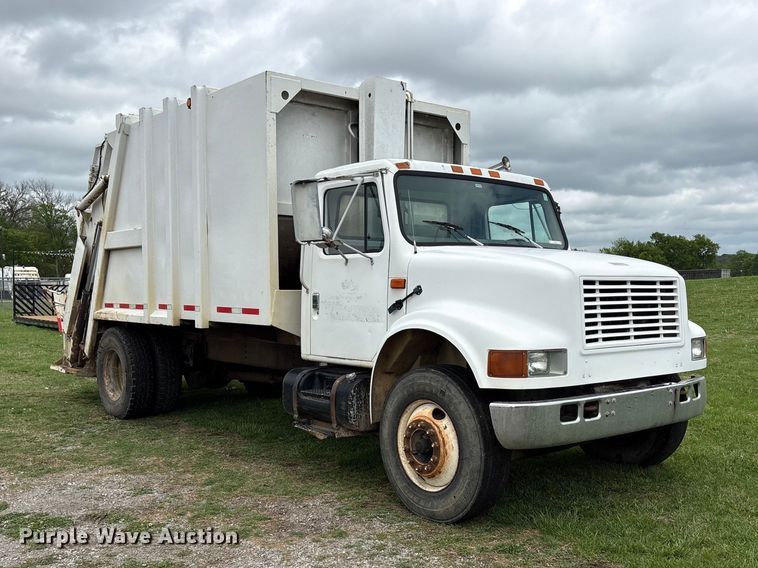 image for item EW1516 2001 International 4900 refuse truck