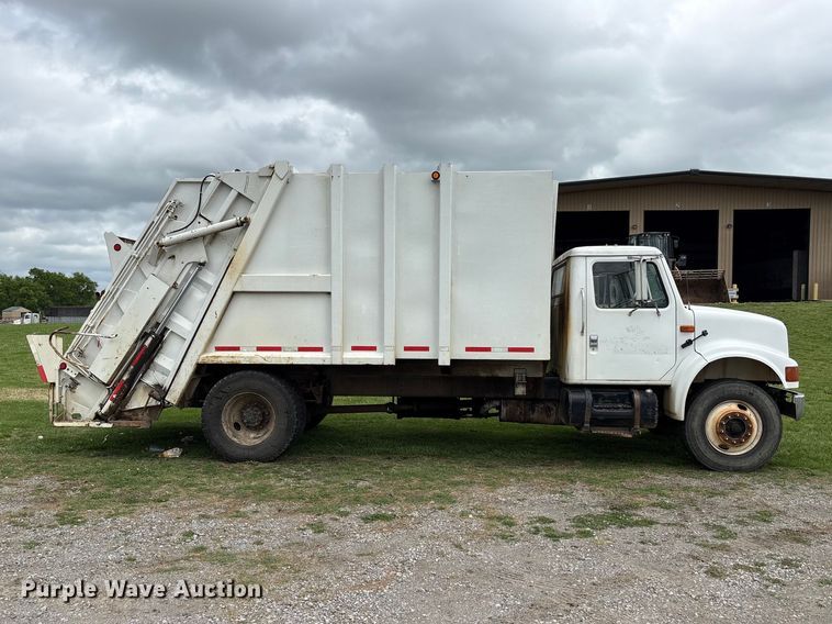 image for item EW1516 2001 International 4900 refuse truck