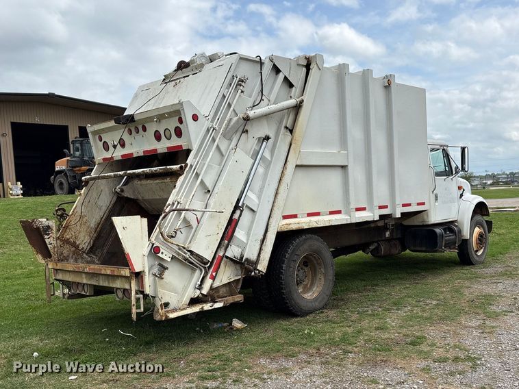 image for item EW1516 2001 International 4900 refuse truck