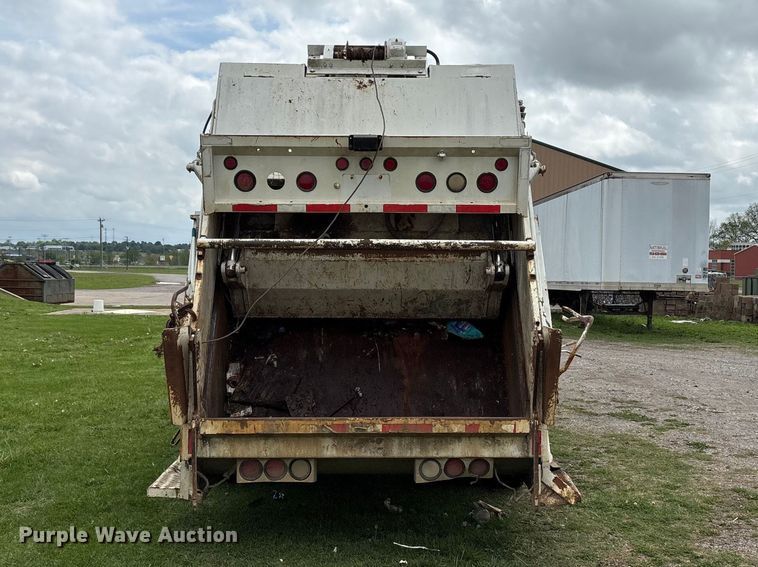 image for item EW1516 2001 International 4900 refuse truck