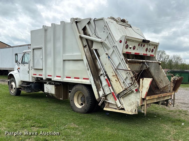 image for item EW1516 2001 International 4900 refuse truck