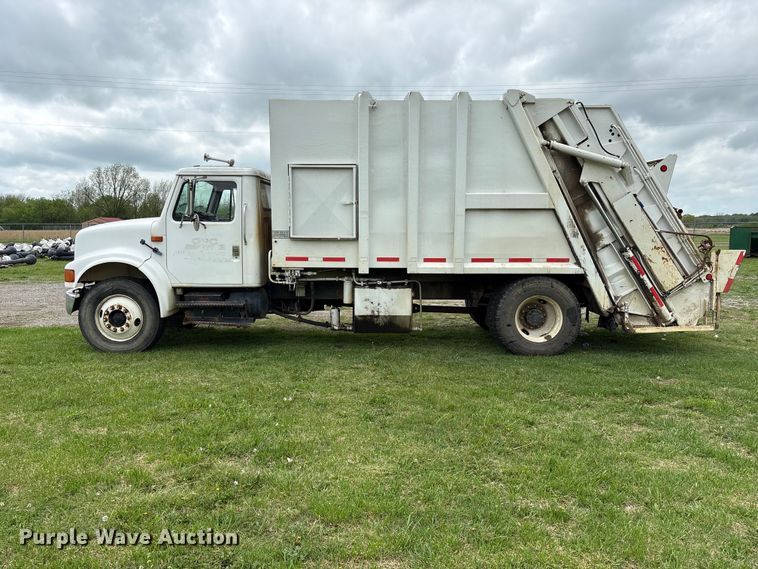 image for item EW1516 2001 International 4900 refuse truck