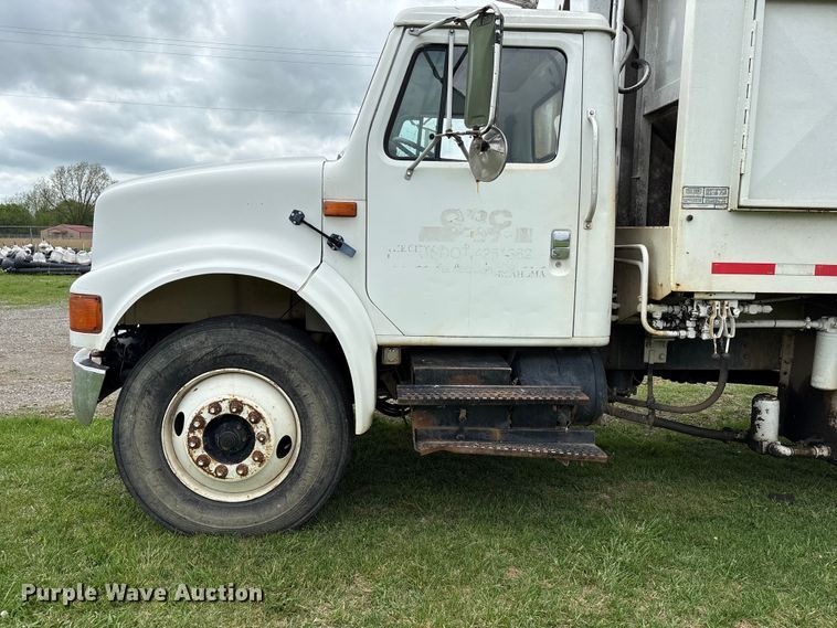 image for item EW1516 2001 International 4900 refuse truck