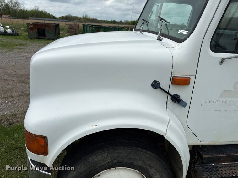 image for item EW1516 2001 International 4900 refuse truck