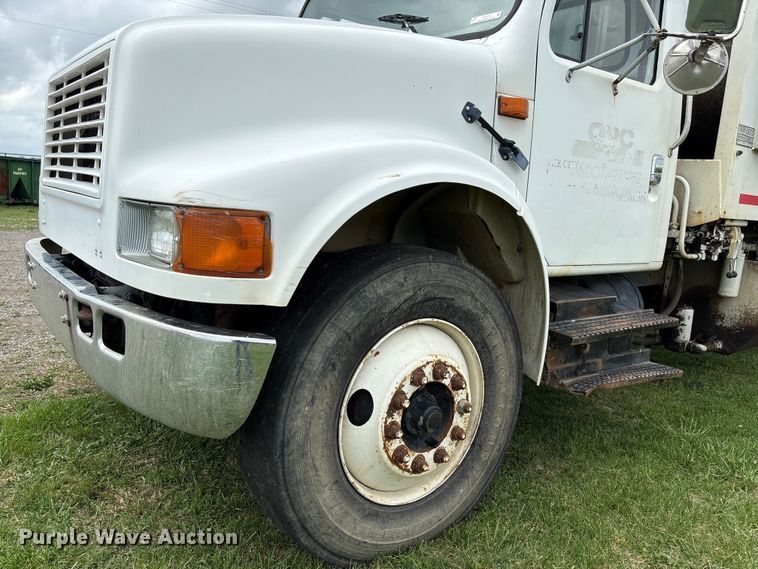 image for item EW1516 2001 International 4900 refuse truck