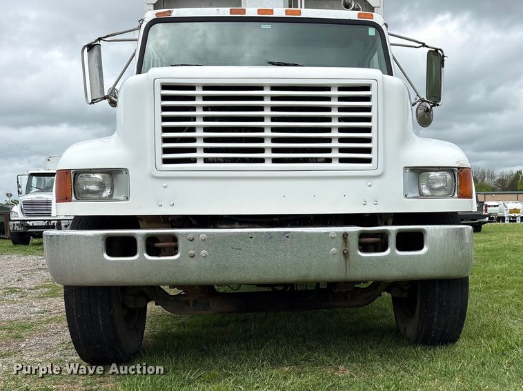 image for item EW1516 2001 International 4900 refuse truck