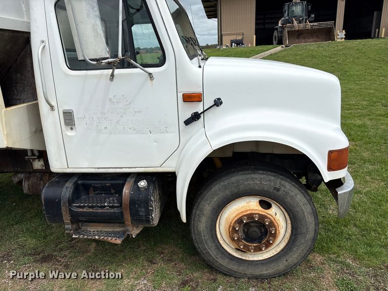 image for item EW1516 2001 International 4900 refuse truck