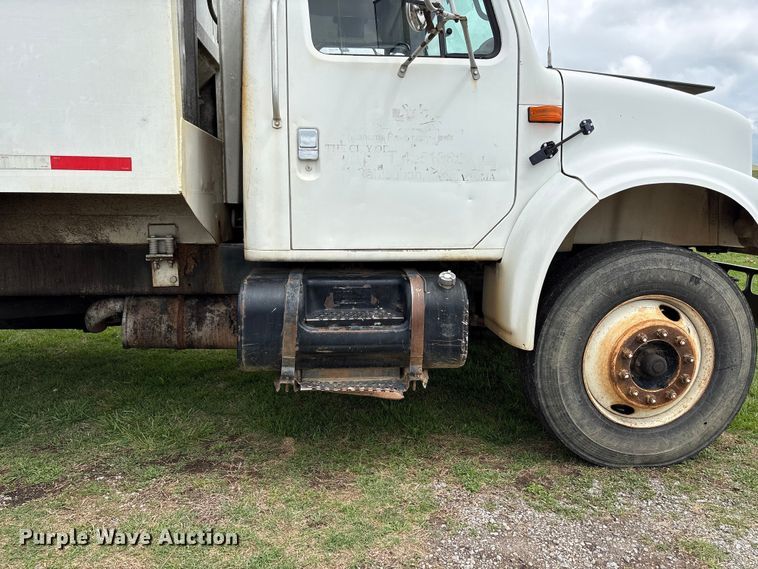 image for item EW1516 2001 International 4900 refuse truck