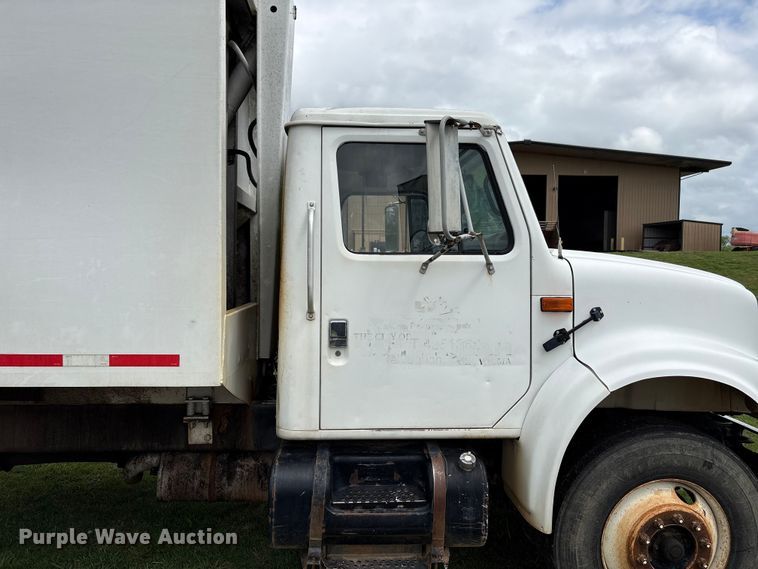 image for item EW1516 2001 International 4900 refuse truck