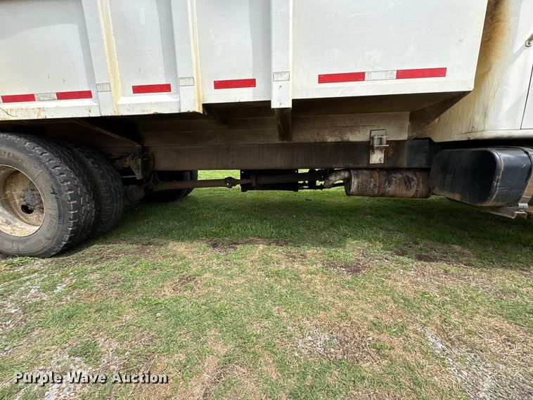 image for item EW1516 2001 International 4900 refuse truck