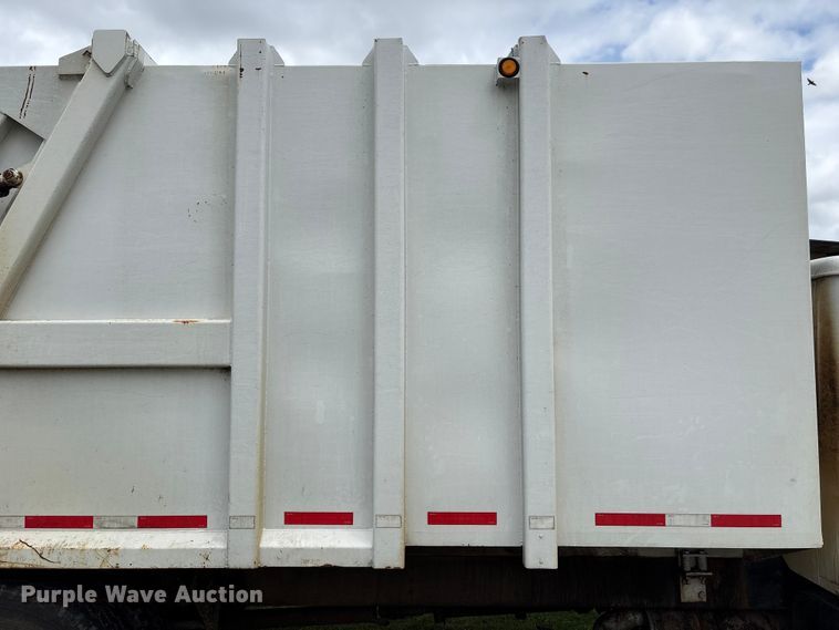 image for item EW1516 2001 International 4900 refuse truck