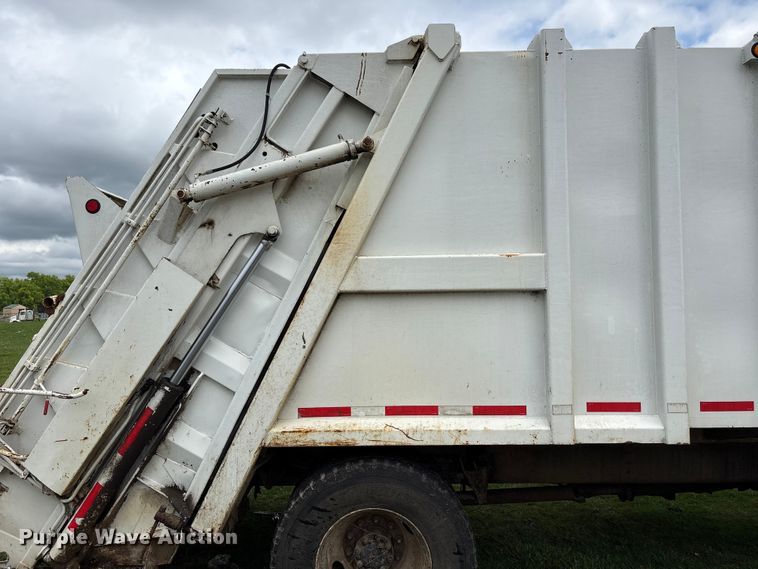 image for item EW1516 2001 International 4900 refuse truck