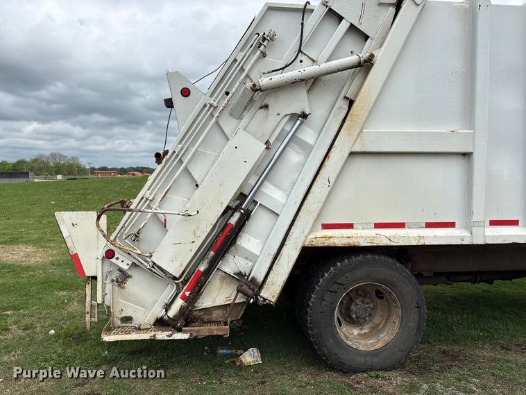 image for item EW1516 2001 International 4900 refuse truck