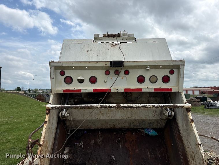 image for item EW1516 2001 International 4900 refuse truck