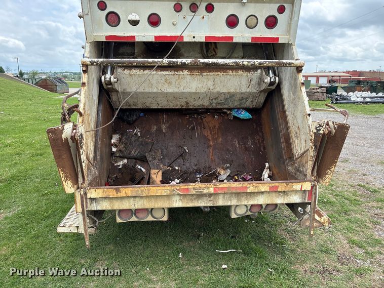image for item EW1516 2001 International 4900 refuse truck